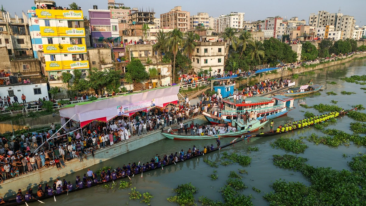 বাইচ শুরুর আগে প্রস্তুত প্রতিযোগী নৌকাগুলো