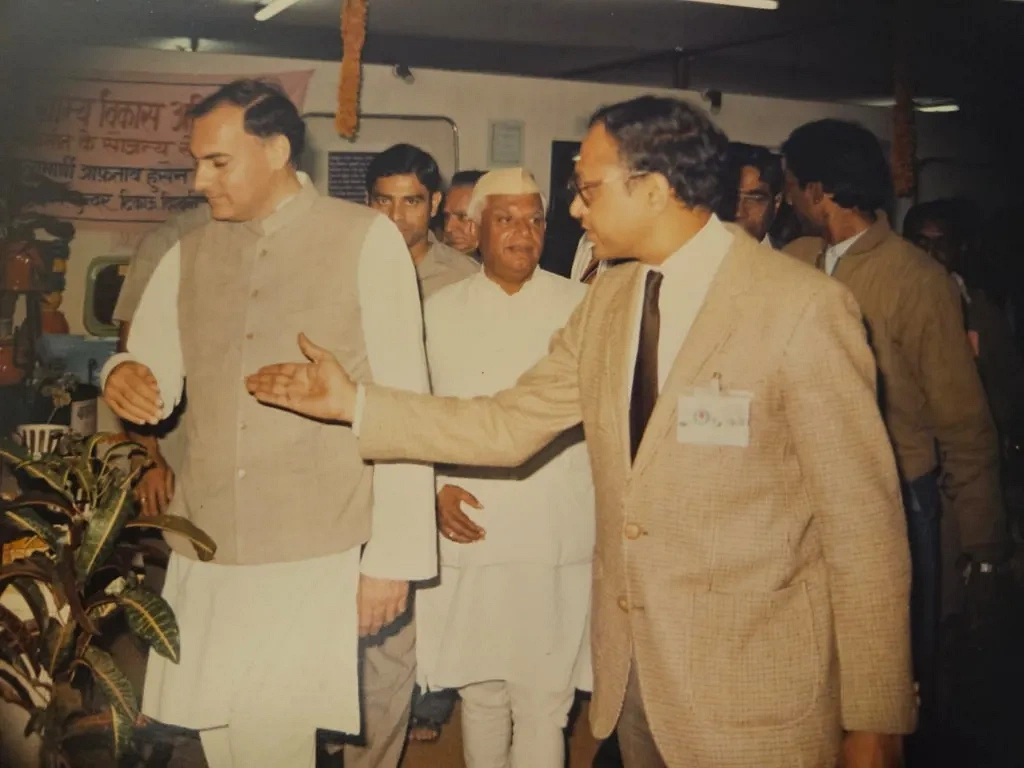 উত্তর প্রদেশের গ্রামীণ উন্নয়ন সচিব হিসেবে দায়িত্ব পালনকালে ভারতের সাবেক প্রধানমন্ত্রী রাজীব গান্ধীর সঙ্গে কমল কান্ত জাসওয়াল (ডানদিকে)। ছবি: বিবিসি