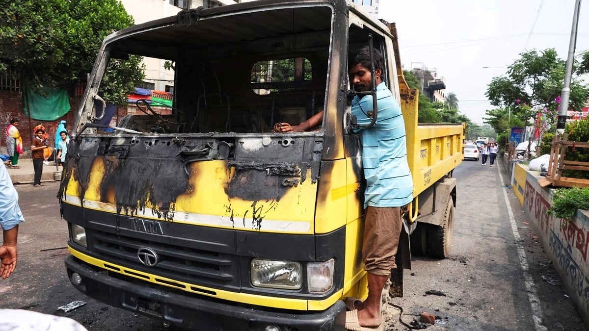 মিরপুরে ফুটপাতে উচ্ছেদ অভিযানে সংঘর্ষ, গাড়িতে আগুন