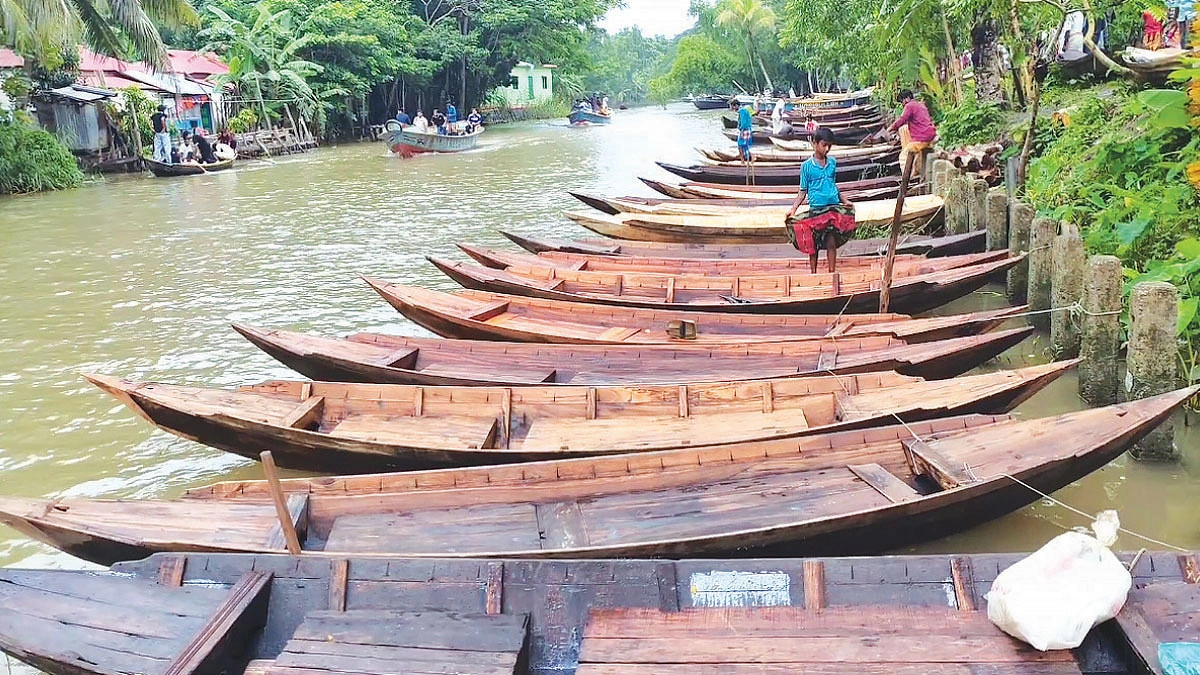 নেছারাবাদে শতবর্ষী নৌকার হাট, বর্ষায় ১০-১২ কোটি টাকার বাণিজ্য