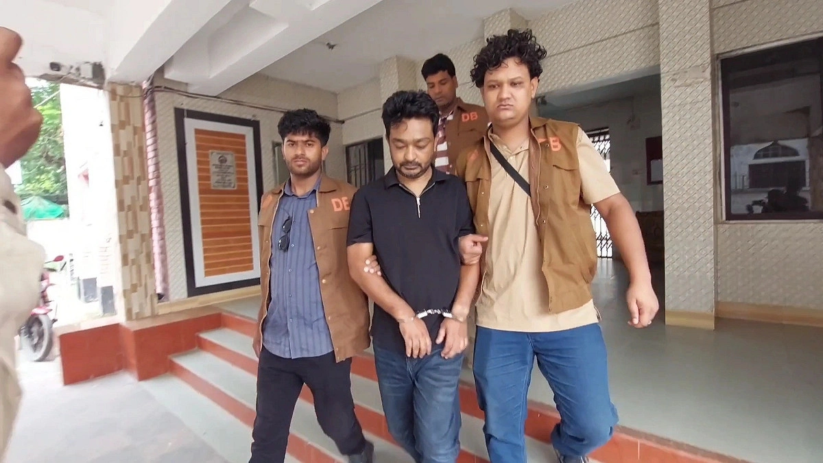 মুন্সিগঞ্জে গ্রাহকের কয়েক কোটি টাকা নিয়ে পালানো অগ্রণী ব্যাংকের কর্মকর্তা আটক