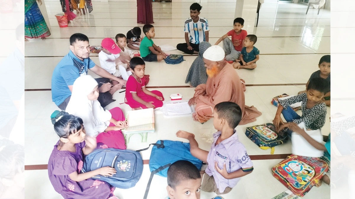 বিনাবেতনে পাঠদান ৭০ বছর