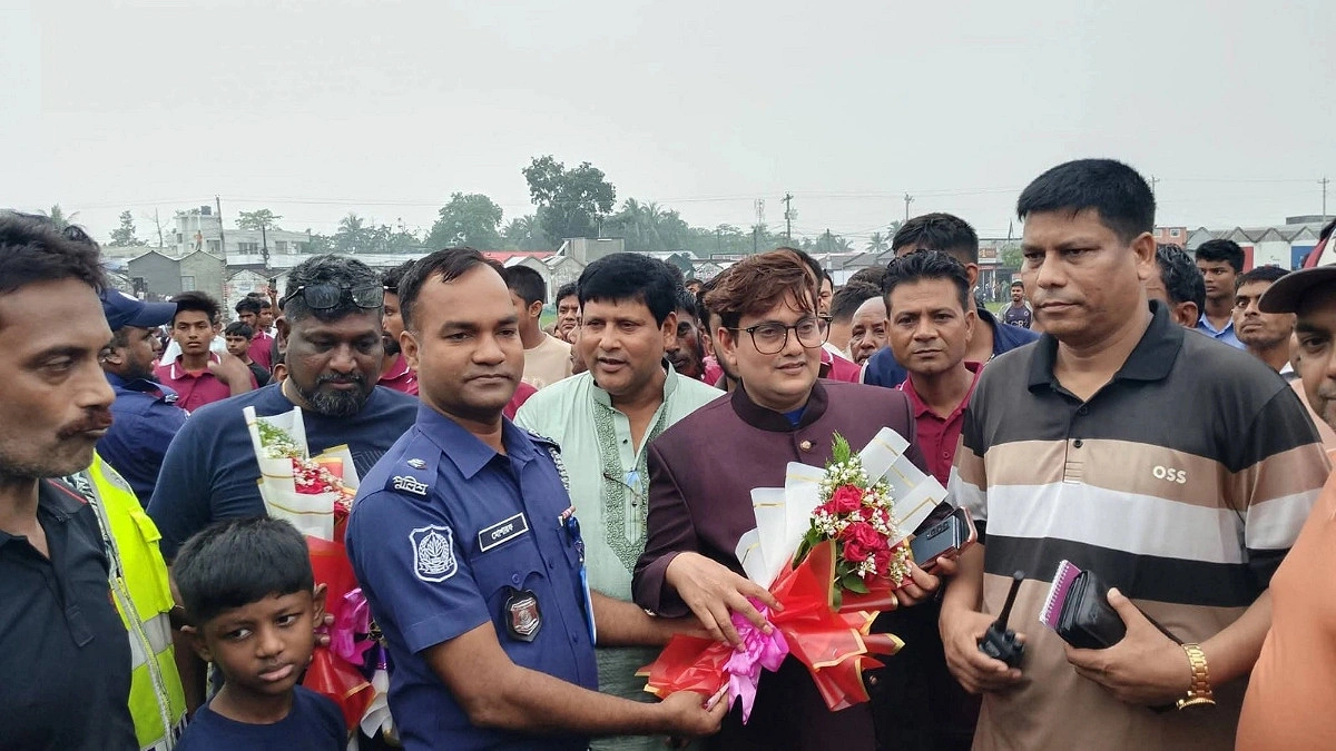 হেলিকপ্টার থেকে নামলেন প্রবাসী, ওসির ফুলে সমালোচনার ঝড়
