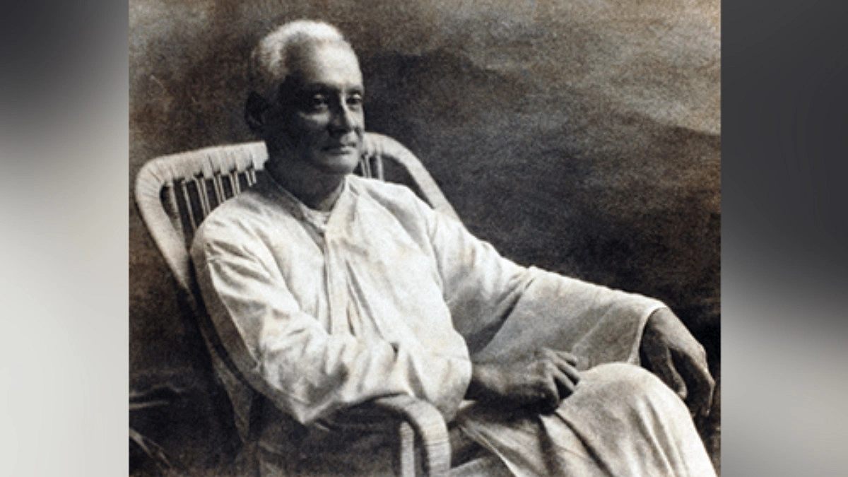 আলোর তলার অন্ধকারে লীন হয়ে যাওয়া আলো