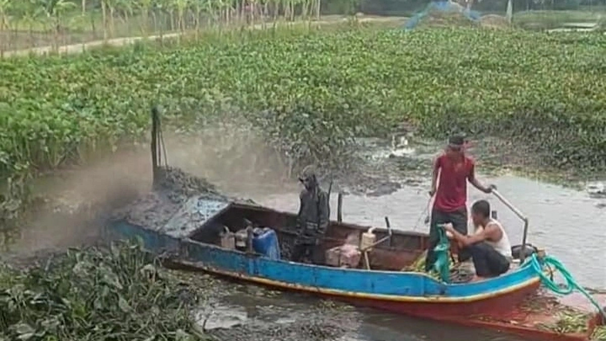 আমতলীতে বদ্ধ নদীর কচুরিপানা পরিষ্কারে অনিয়মের অভিযোগ