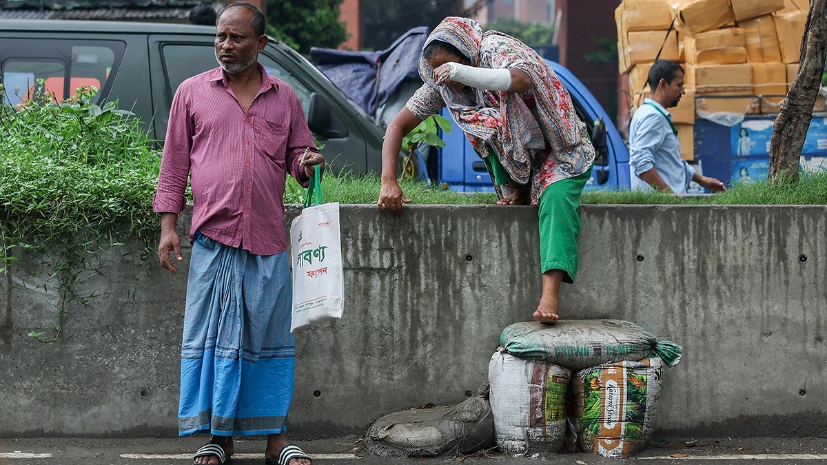 সড়ক পারাপারে রোগীদের ঝুঁকি
