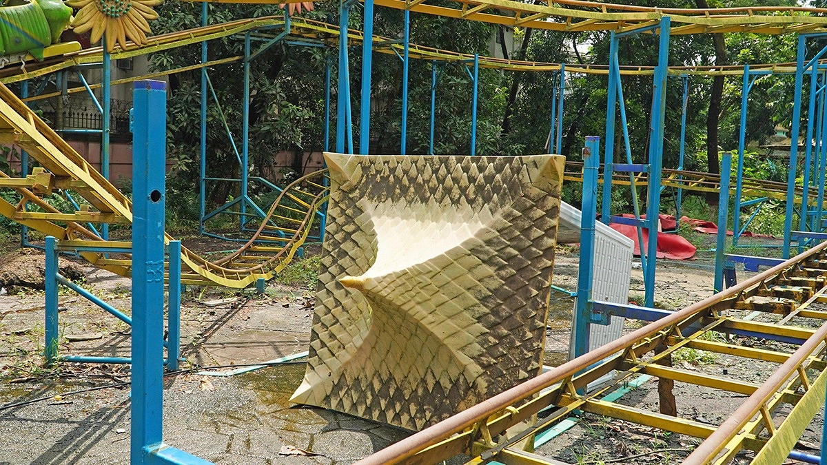 ছোটদের চড়ার জন্য রেল রাইড নষ্ট হয়ে গেছে।