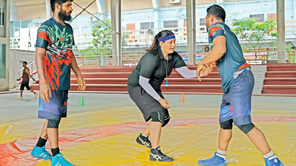 ছেলেদের কুস্তিতে নারী কোচ
