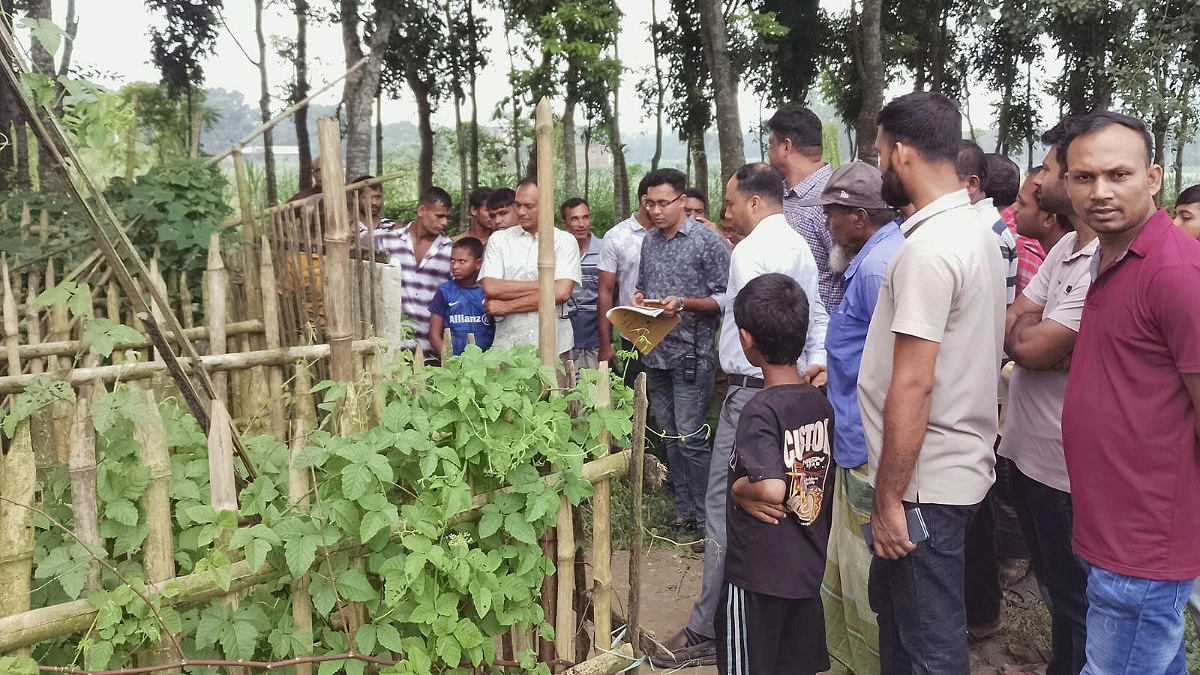 কবর থেকে কথিত পীরের লাশ তুলে দরবারে দাফন, পুলিশের হস্তক্ষেপে পুনর্দাফন