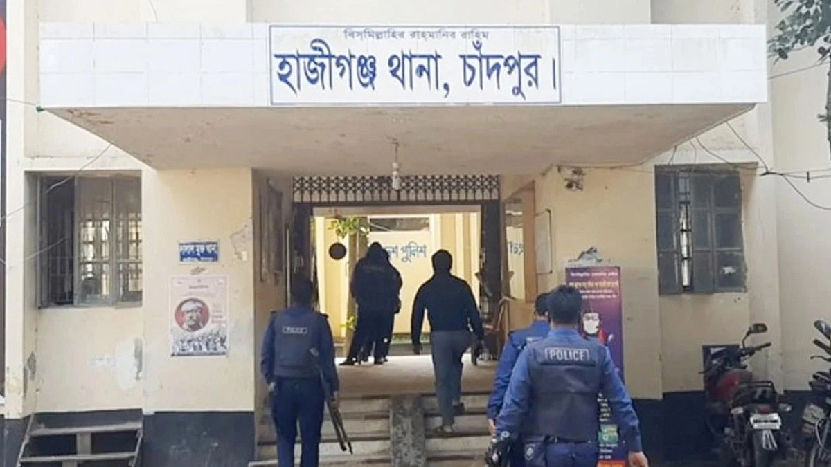 মোবাইল না দেওয়ায় মা-বাবার নামে মামলা করতে থানায় কিশোর