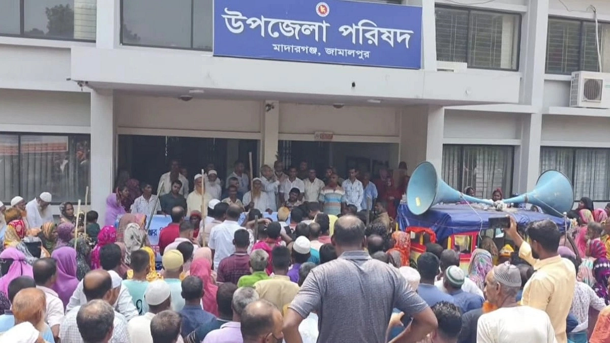 সমবায়ের ৭২০ কোটি টাকা ফেরতের দাবিতে উপজেলা পরিষদ ঘেরাও