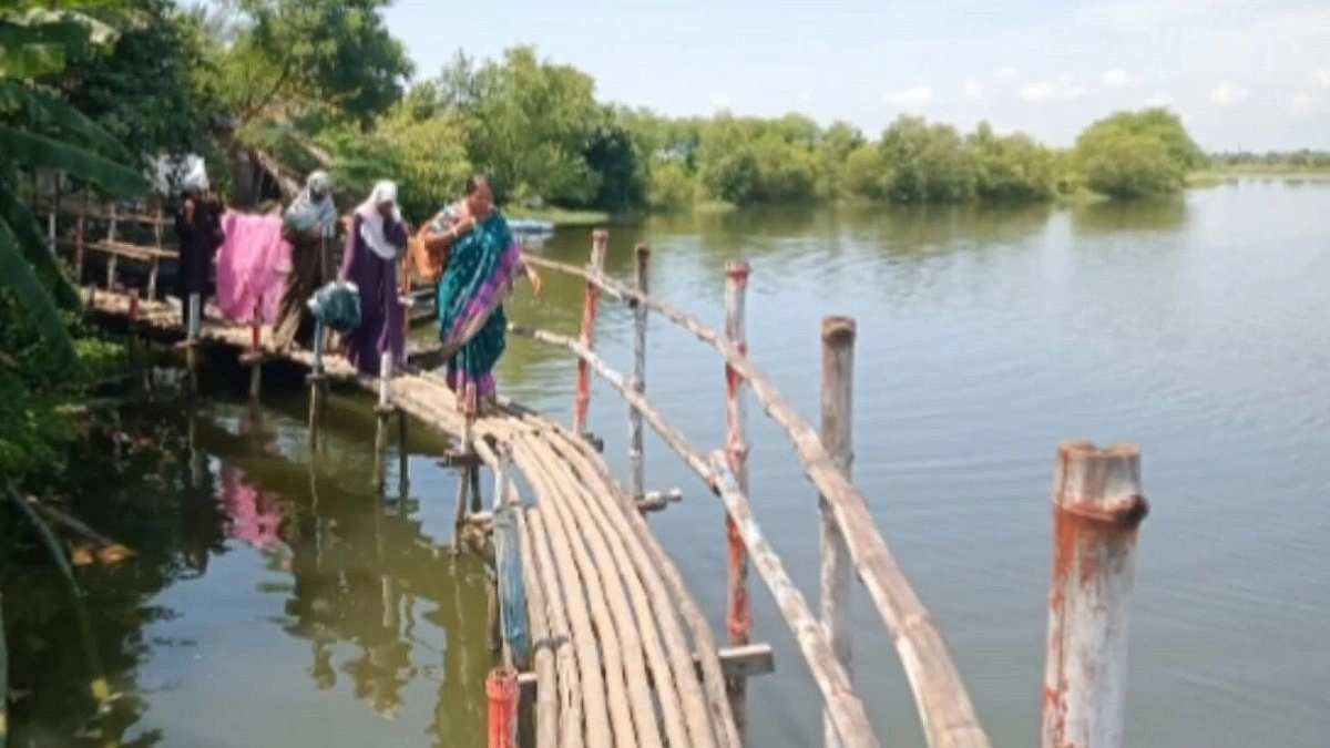 আম্পানে ভাঙা সড়ক ঠিক হয়নি ৬ বছরেও, বাঁশের সাঁকোয় ঝুঁকির পারাপার
