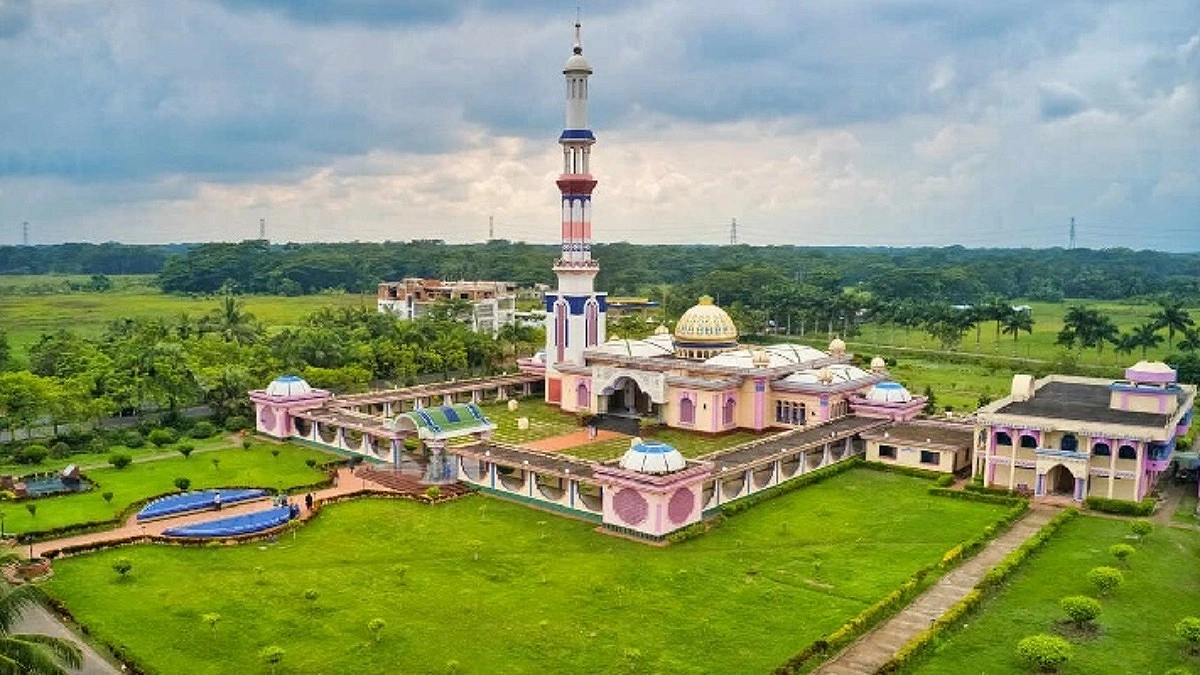 এক মসজিদ, দর্শনার্থী নানা ধর্মের!