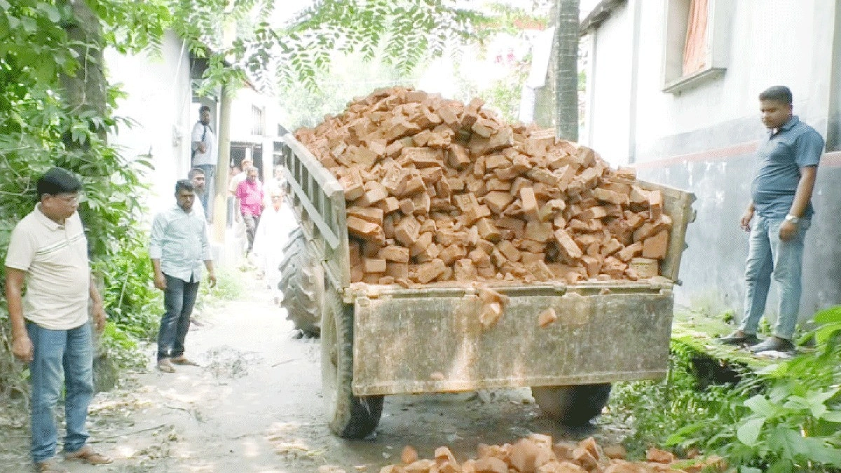 সড়ক সংস্কার করেন ছাত্তার