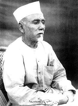 নিজের ছবির ওপর উস্তাদ আলাউদ্দিন খাঁ সাহেবের স্বাক্ষর