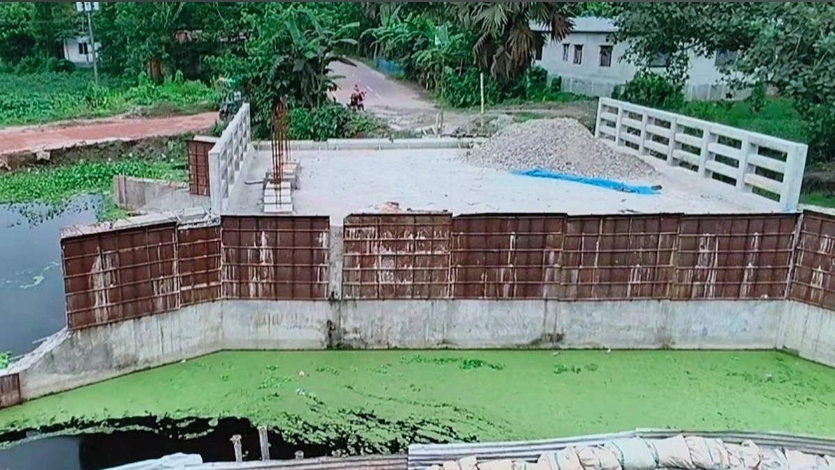 গোবিন্দপুরে সেতুর কাজে ধীরগতি, বিকল্প পথে ঝুঁকি নিয়ে চলাচল