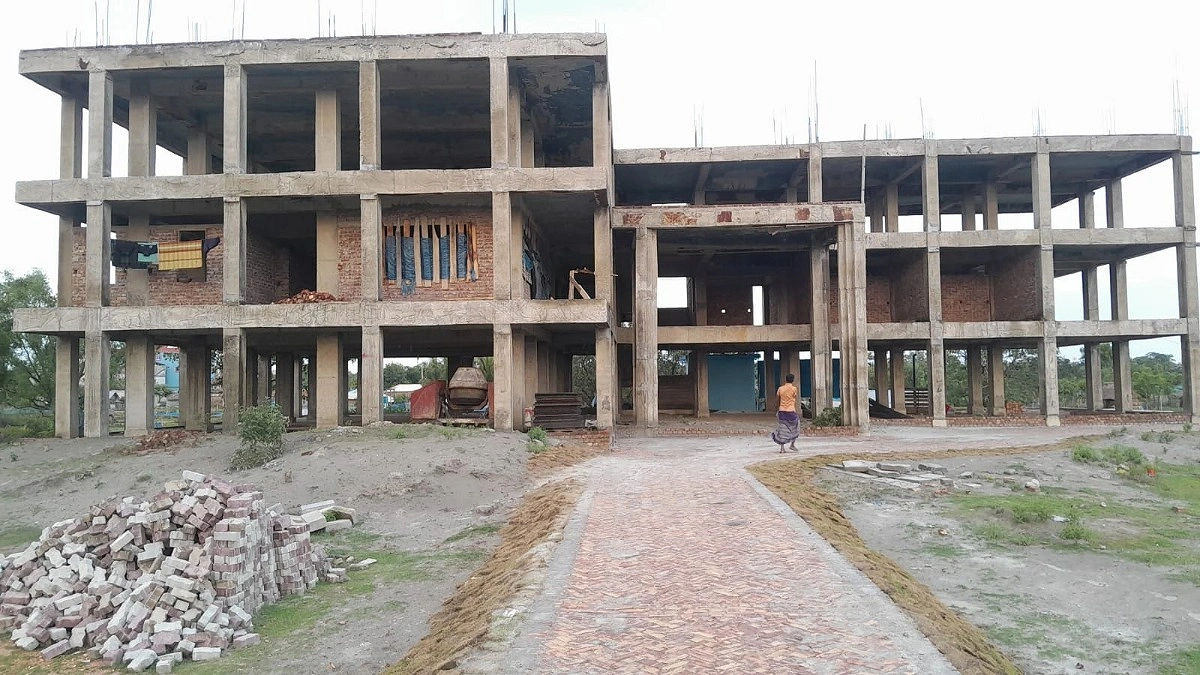 অবহেলায় ৪ বছর ধরে থমকে পাইকগাছা পৌর ভবনের কাজ