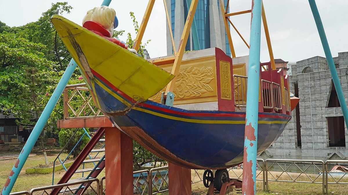 নৌকার রাইডটি অলস পড়ে।