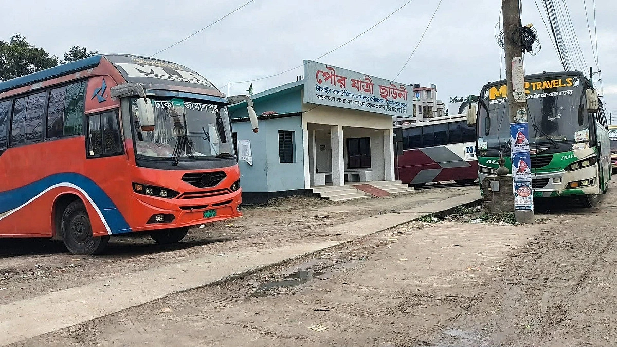 হঠাৎ বাস বন্ধে জামালপুরে দুর্ভোগে ঢাকাগামী যাত্রীরা