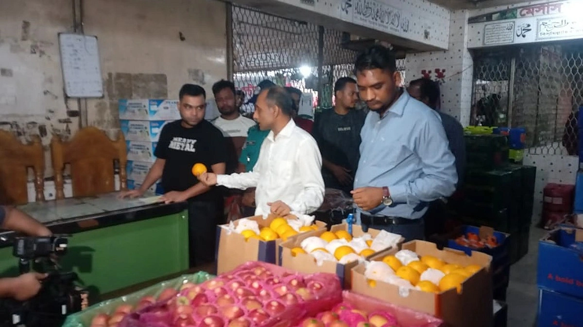 ফলমন্ডিতে অভিযান, তিন প্রতিষ্ঠানকে ১৩ হাজার টাকা জরিমানা