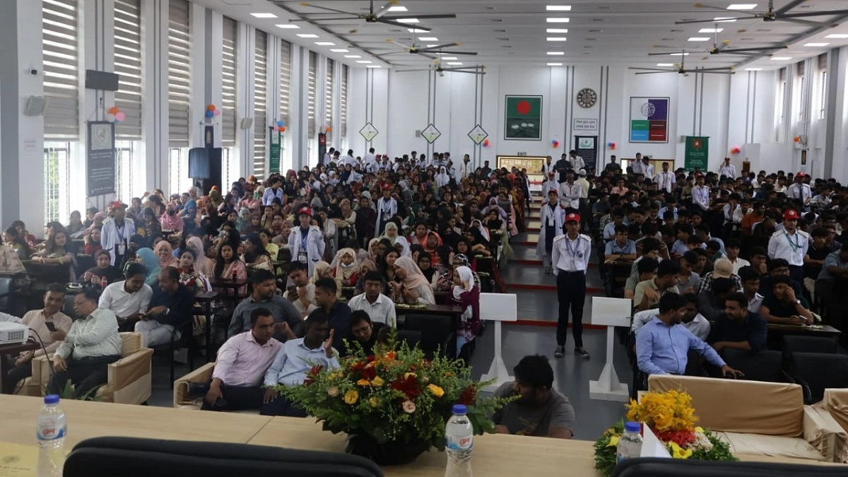 একাদশের নবীনদের বরণ করল ইস্পাহানী পাবলিক স্কুল ও কলেজ