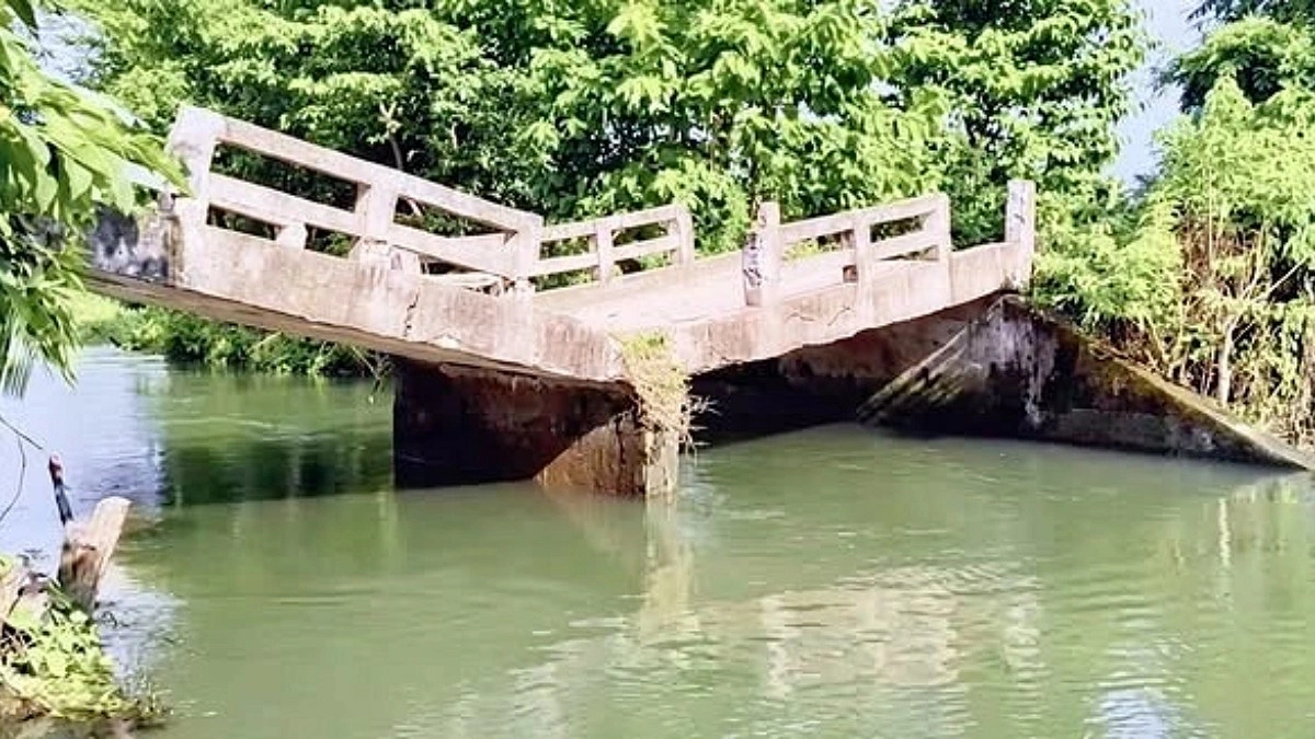 দেবে যাওয়া সেতু দিয়েই প্রতিদিন চলাচল ১৬ গ্রামের মানুষের