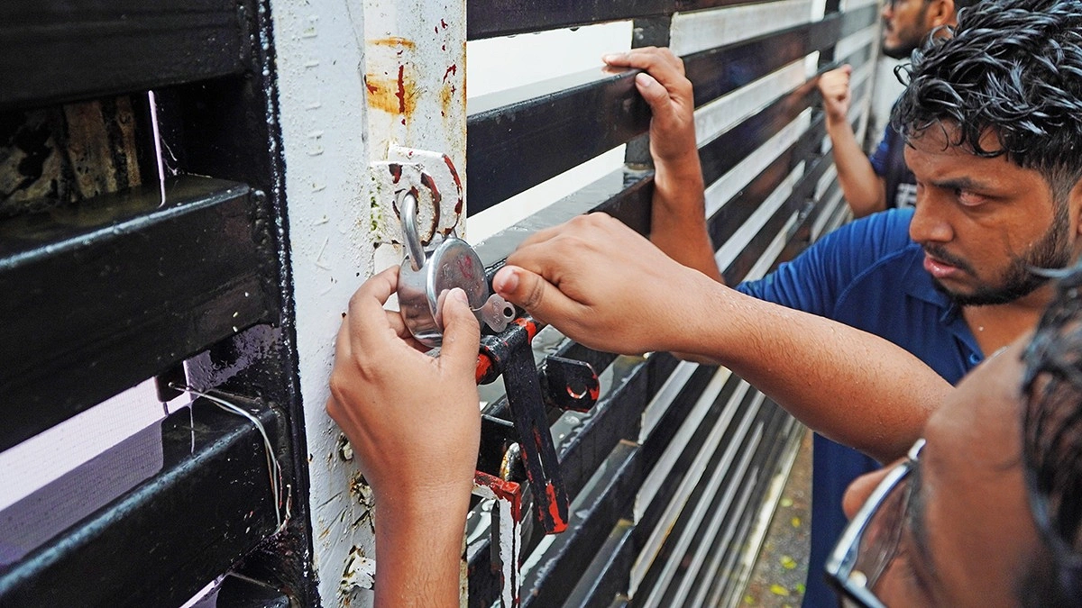 চুয়েট প্রধান ফটকে তালা লাগাছেন শিক্ষার্থীরা।