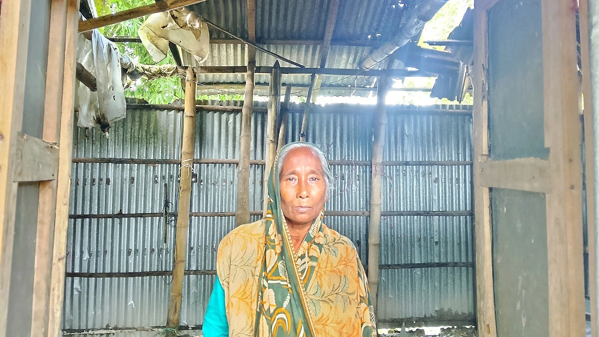 ভাঙা ঘরে মরজিনার দিনরাত, বয়সের ভারেও থামেনি জীবনসংগ্রাম