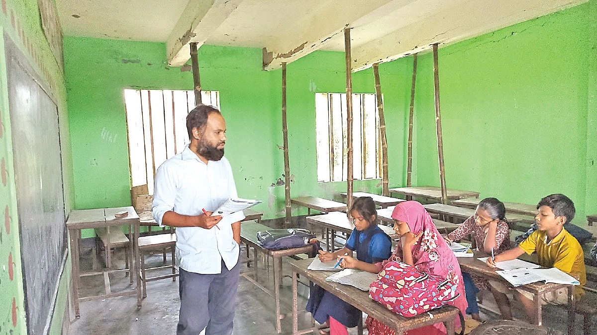 বীরগঞ্জে প্রাণ হাতে নিয়ে পাঠ