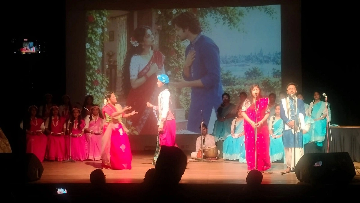 মঞ্চে মায়ার খেলা, মায়াবী আবেশে মোহাবিষ্ট দর্শক