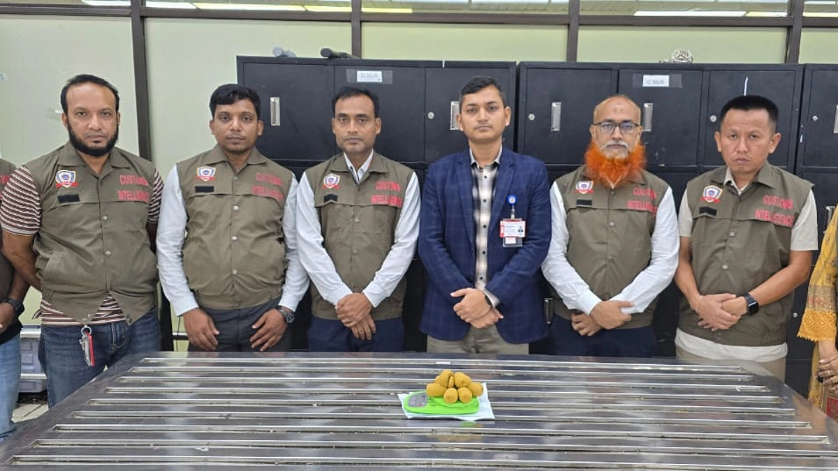 বিমানবন্দরের কমোডের ট্যাংকে সাড়ে ৭ কোটি টাকার স্বর্ণের পেস্ট