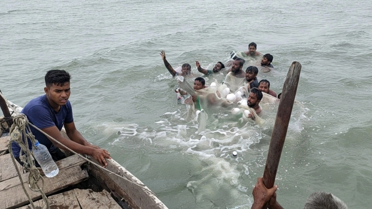 সাগরে জেলেদের ভরসা জেলেরাই, প্রশাসনের উদ্ধার অভিযান নিয়ে প্রশ্ন