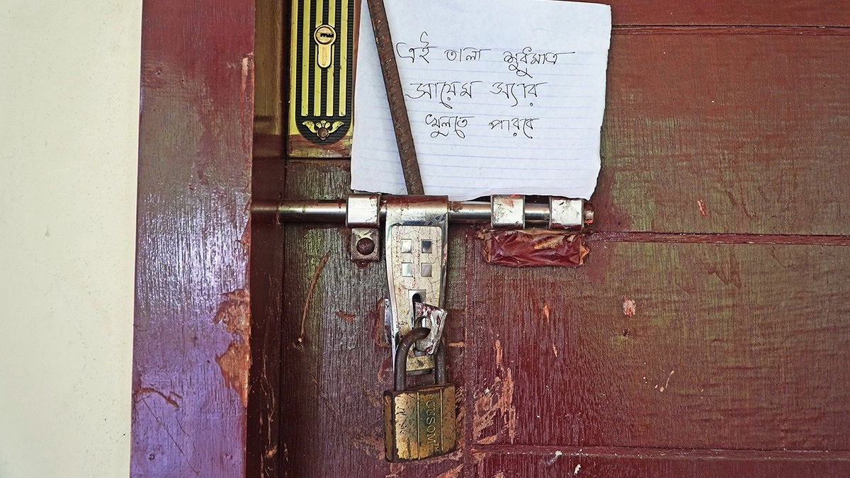 তালা ঝুলছে অ্যাকাডেমিক ভবনে।