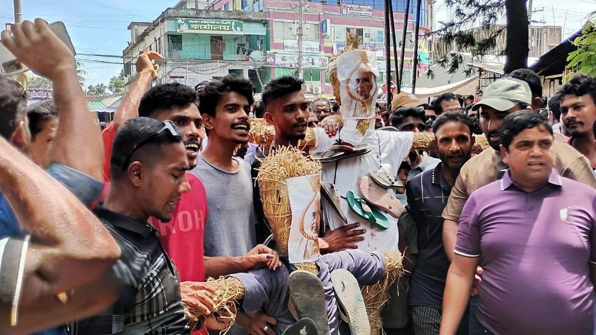 দ্বিতীয় স্ত্রীর মৃত্যুর ঘটনায় এমপি নজরুলের বিচার দাবিতে শ্যামনগরে বিক্ষোভ