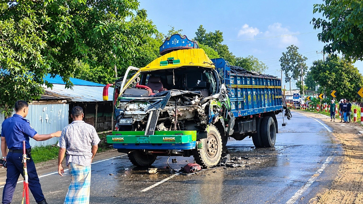 ঈদগাঁওয়ে ট্রাকে আরেক ট্রাকের ধাক্কায় হেলপার নিহত