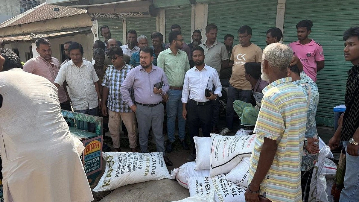 পাচারের সময় সার জব্দ, খোলাবাজারে বিক্রি