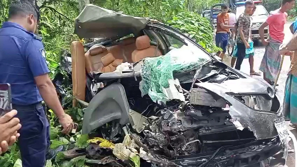 বাসের ধাক্কায় প্রাইভেট কারের দুই যাত্রী নিহত