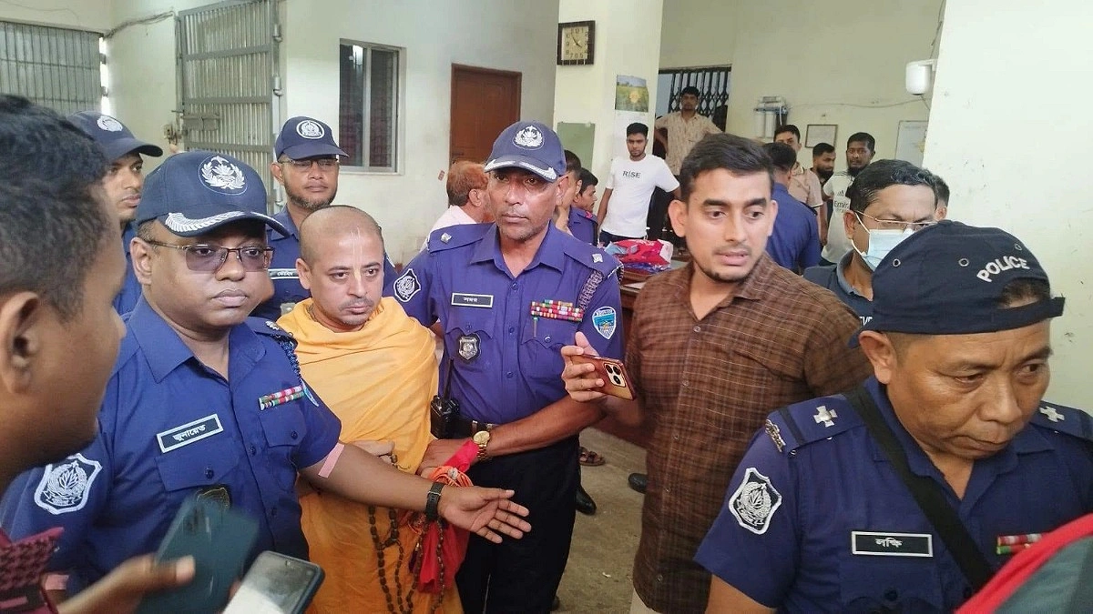 প্যারোলে মুক্ত চিন্ময়, পুলিশ পাহারায় নেওয়া হচ্ছে হাটহাজারী
