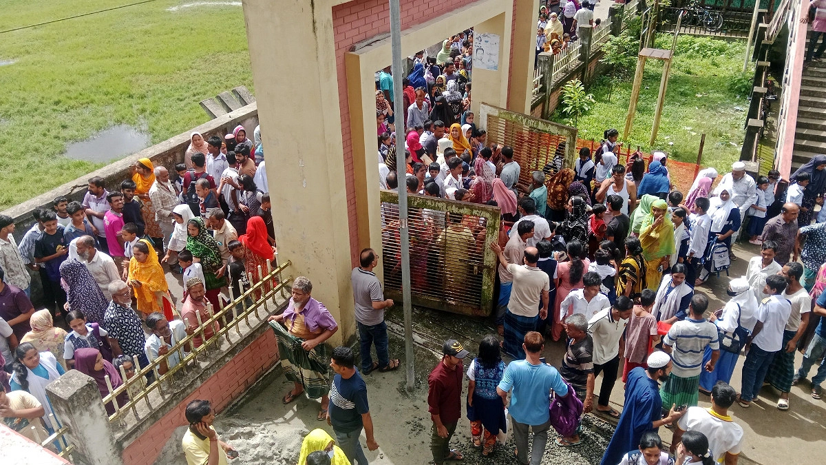 বিদ্যালয়ে আগুন আতঙ্ক, সিঁড়ি দিয়ে নামতে গিয়ে আহত ১৫ শিক্ষার্থী