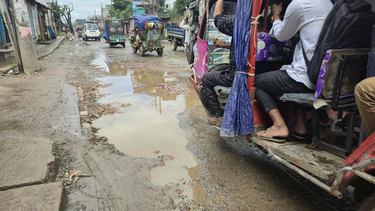 জোড়াতালির মেরামতে ঝুঁকিতে যাত্রীরা