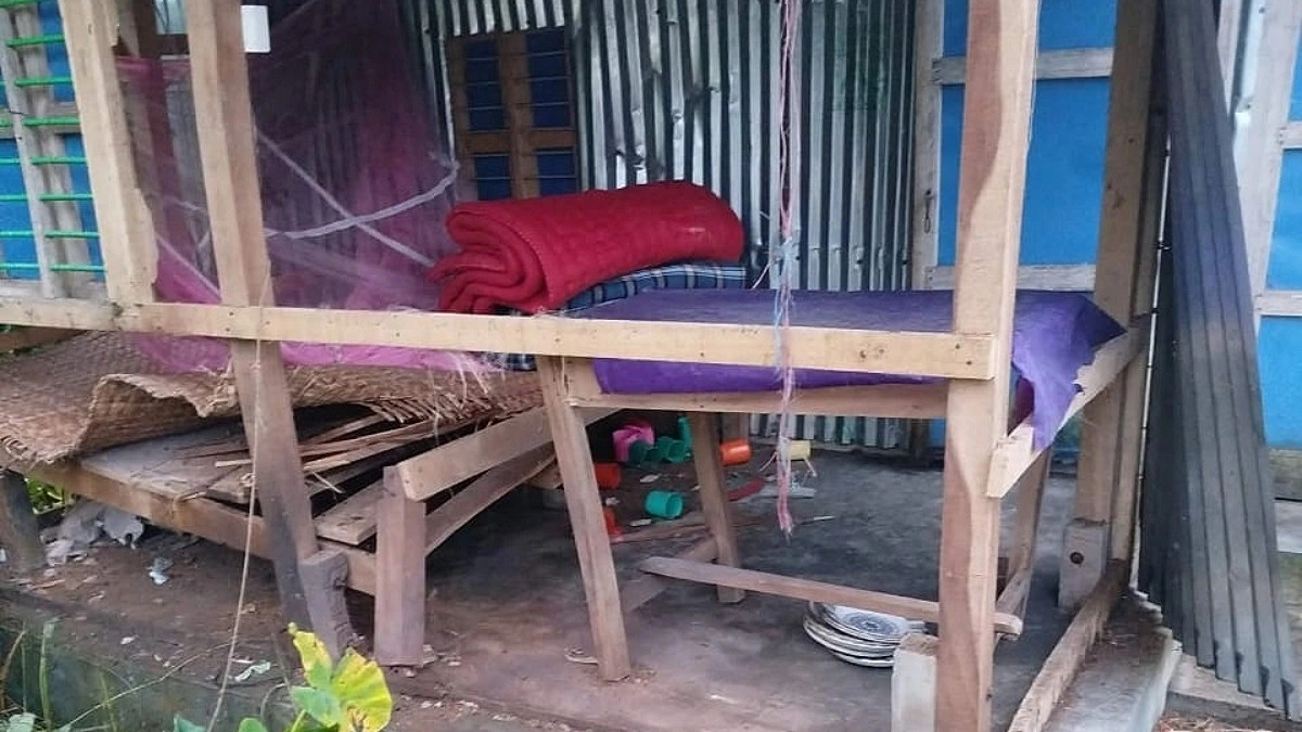 মসজিদের ইমামের কক্ষে বিস্ফোরণ, উড়ে গেল টিনের চালা