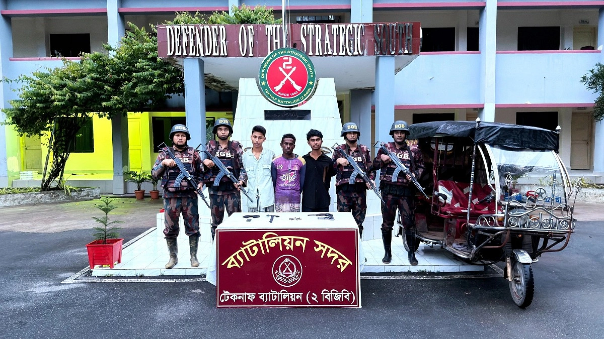 মেরিন ড্রাইভে ডাকাতির প্রস্তুতি, অস্ত্রসহ ৩ ডাকাত আটক