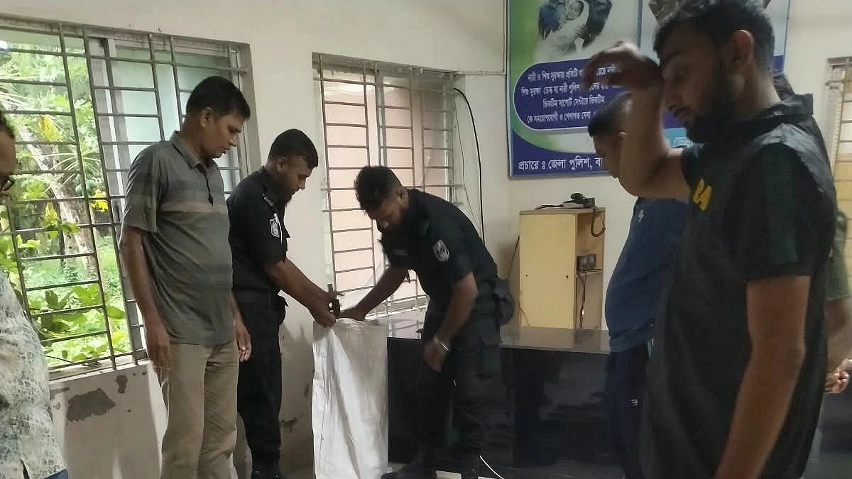 সুন্দরবন থেকে বিদেশি শটগানসহ ৩৩ অস্ত্র উদ্ধার