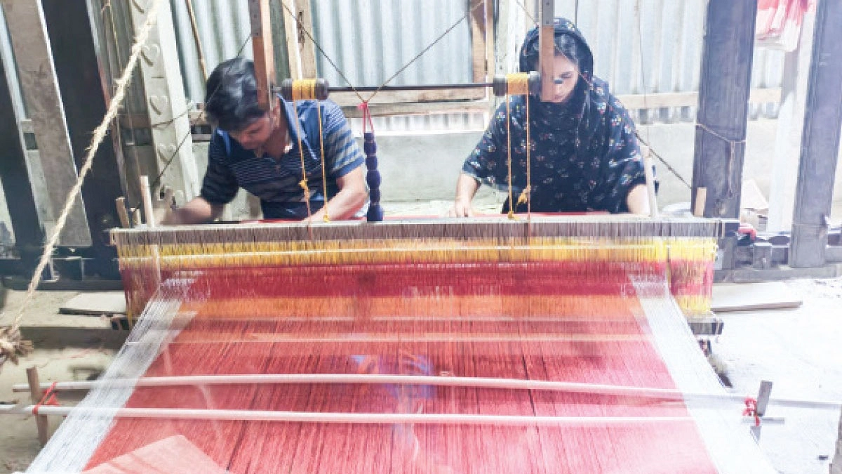 তাঁতশিল্প ভাগ্য বদলাচ্ছে চর শৌলমারীর মানুষের