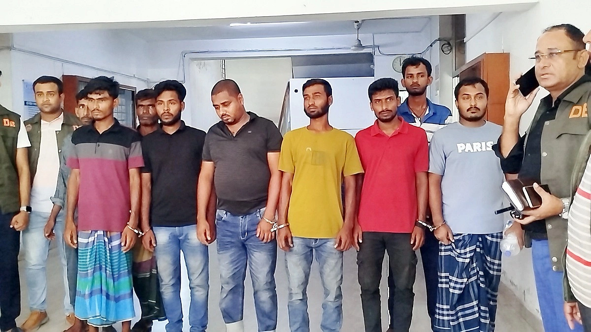 ওষুধের দোকানের আড়ালে অনলাইনে জুয়া ও ইলিশ প্রতারণা