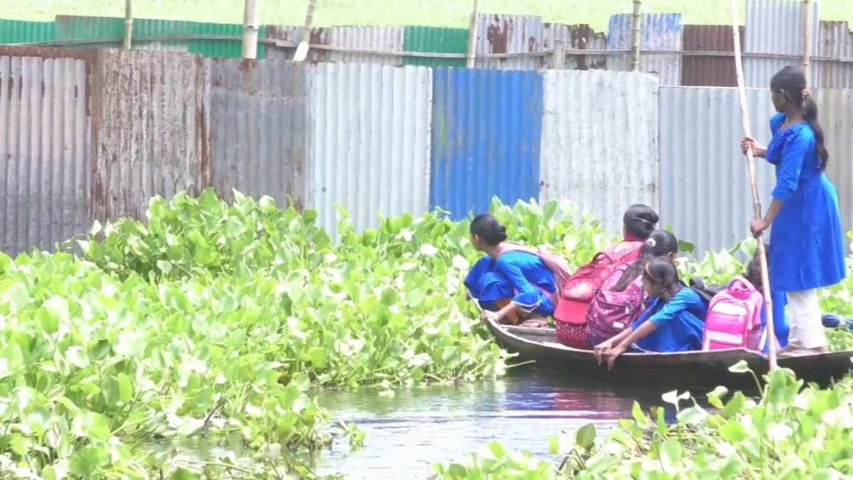 পানিবন্দি স্কুলে শিক্ষার্থীদের দুর্ভোগ