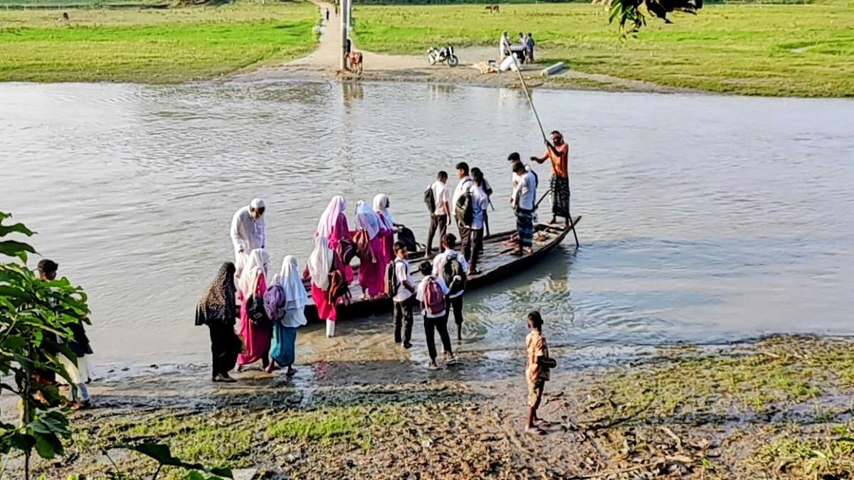 ছোট্ট একটি ডিঙি নৌকাই ১০ হাজার মানুষের যাতায়াতের সেতু