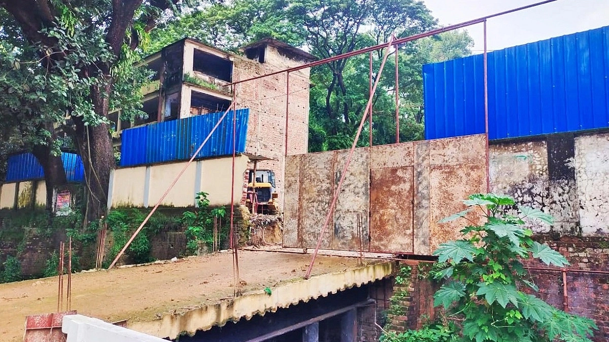 চট্টগ্রাম মেডিকেলে ৩ হোস্টেল নির্মাণ, টিলা কাটার অভিযোগ