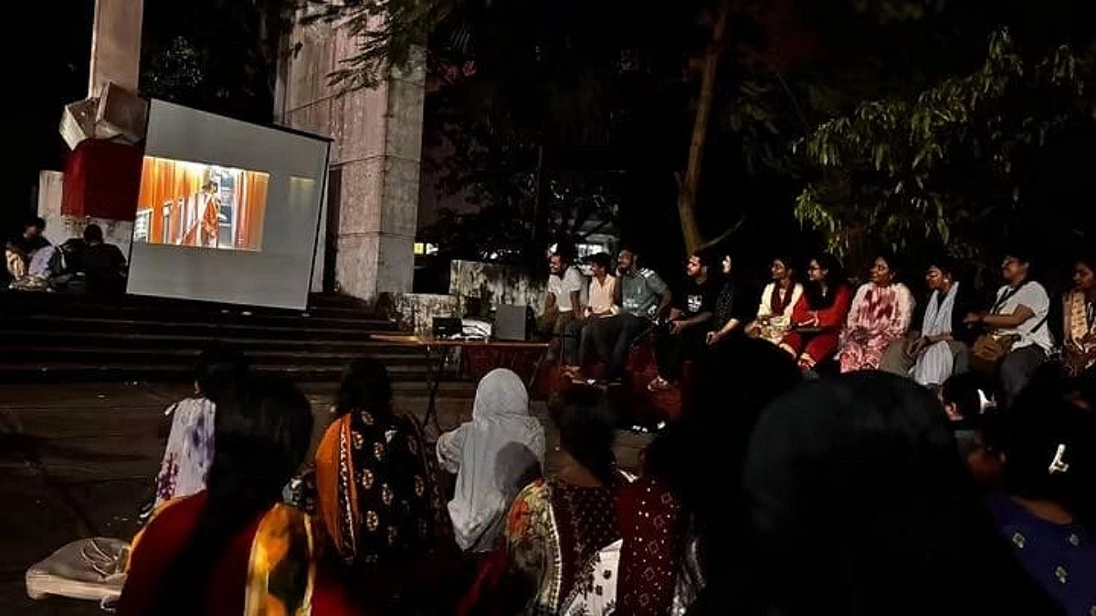 রাত জেগে মিছিল আর 'বনলতা এক্সপ্রেস' দেখে ক্যাম্পাস পাহারা