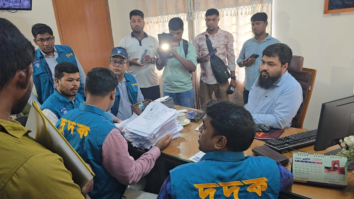 পাসপোর্ট অফিসে দুদকের অভিযান, ফরমে মিলল ‘সাংকেতিক চিহ্ন’
